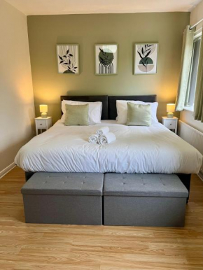 The Olive House - 4 Bed, Sleeps 8, Contractors Welcome